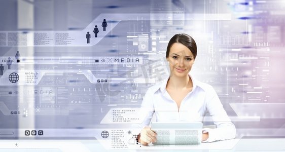使用现代科技的女性。坐在桌子旁的女商人手持平板电脑，背景是高科技的蓝色