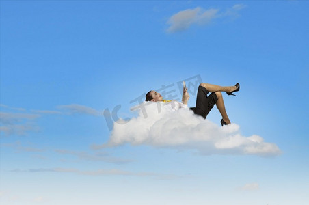 女商人躺在云。女实业家躺在云的形象与片剂pc