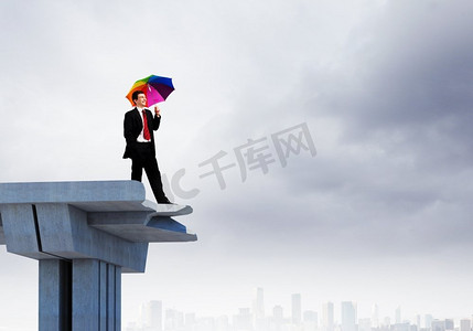 桥上的生意人。打着伞站在桥边的商人形象