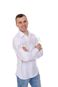 男模特穿着牛仔裤和白衬衫，白色隔绝在白色上