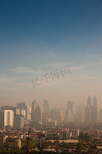 日出摄影照片_烟雾圆顶和灰尘在日出在一个非常污染的城市-在这种情况下雅加达，印度尼西亚