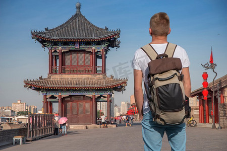 男性游客在中国旅行。西安城墙。  