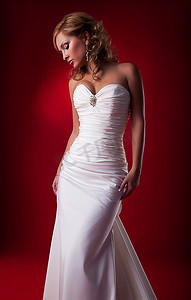 性感的新娘金发女郎在白色婚纱工作室拍摄-系列照片