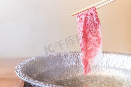 火锅肉摄影照片_牛肉和牛A5涮锅与蒸汽，Groupet日本火锅料理