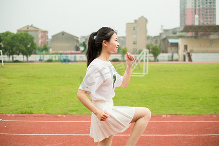 女孩跑道摄影照片_跑步运动美女少女女孩人像跑道操场高中学生初中