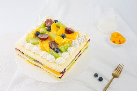 蛋糕店摄影照片_蛋糕糕点生日夹心奶油甜品蛋糕店猕猴桃芒果鲜果多层