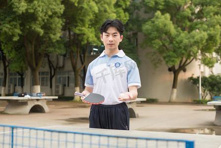 少年男孩男生帅哥运动健身操场球桌乒乓球加油球拍