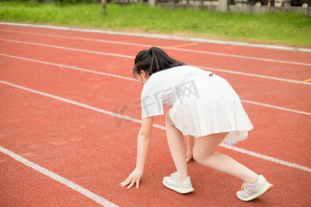 运动美女少女女孩跑步人像跑道操场初中高中学生