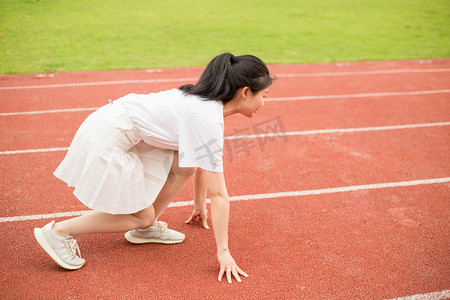 运动高中美女少女女孩跑步人像跑道操场初中学生