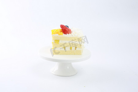 蛋糕店摄影照片_蛋糕糕点生日精致甜品蛋糕店烘焙鲜果多层草莓夹心