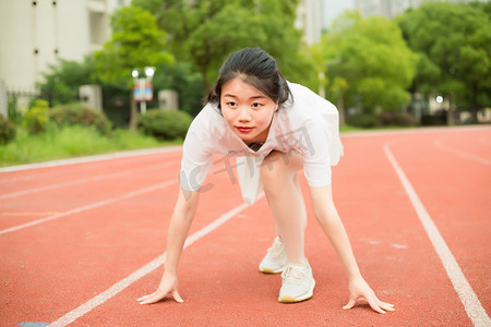 运动美女少女女孩人像跑道操场跑步初中高中学生