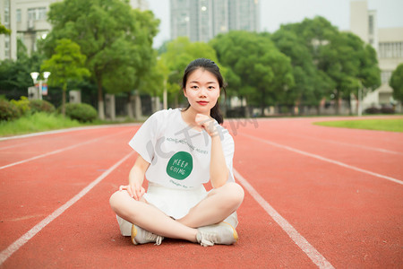 运动美女少女女孩人像跑道操场高中学生初中毕业