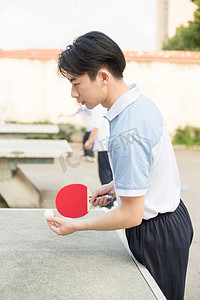 少年草坪男孩男生运动健身操场乒乓球球拍球桌帅哥加油