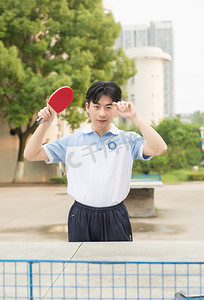 少年男孩男生帅哥运动健身加油乒乓球球拍球桌操场