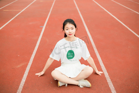 运动美女少女女孩人像跑道操场初中高中学生