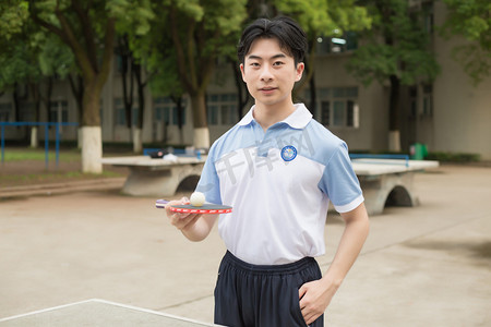 少年男孩男生帅哥运动健身操场加油球拍球桌乒乓球