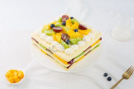 蛋糕店摄影照片_蛋糕糕点生日夹心奶油甜品蛋糕店鲜果多层猕猴桃芒果