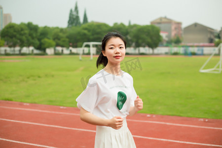 女孩跑道摄影照片_运动美女少女女孩人像跑道操场初中高中学生跑步