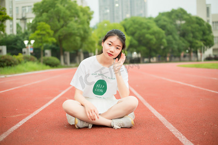 运动美女少女女孩人像跑道操场初中毕业高中学生