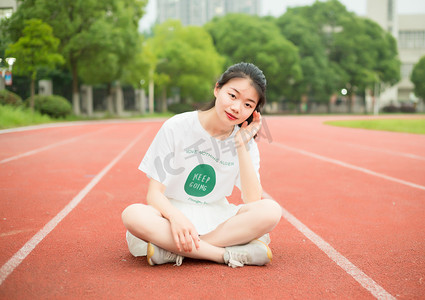 运动美女少女女孩高中学生毕业人像跑道操场初中