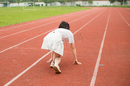 运动美女少女女孩人像跑道操场学生跑步初中高中
