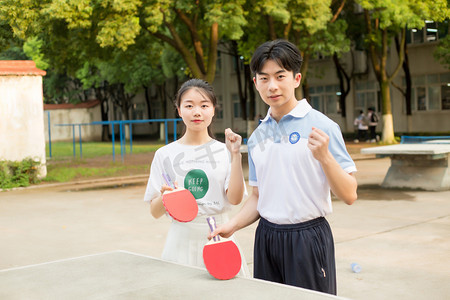 球桌摄影照片_少年女孩美女男孩帅哥运动健身加油乒乓球球拍球桌双打