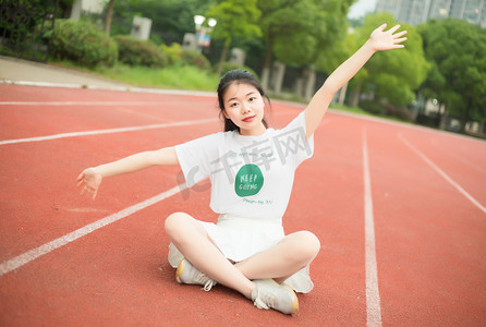 运动美女少女女孩人像跑道操场初中高中学生毕业