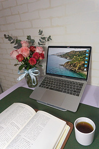 咖啡工作书桌书本书房学习读书鲜花办公简约电脑书