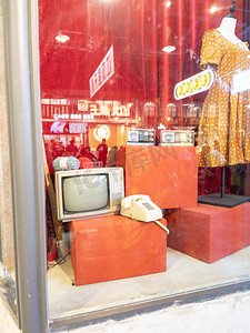 橱窗摄影照片_橱窗展示老物件复古风格物品上世九十年代回忆童年老