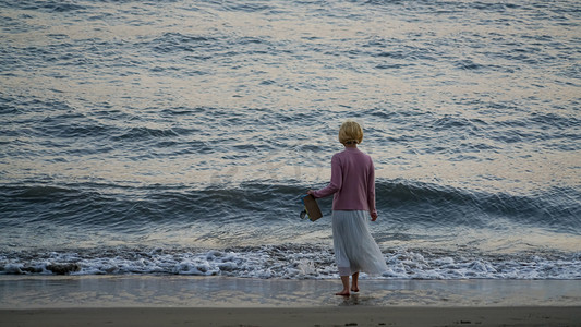 一个少女在海边看海