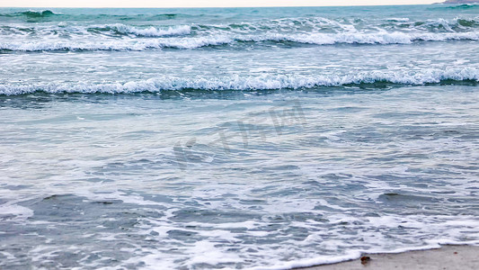 海水浪花流向沙滩