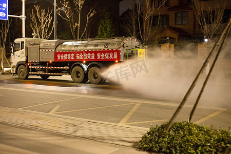 风力水车摄影照片_夜晚街边洒水车