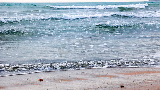 海水浪花流向沙滩