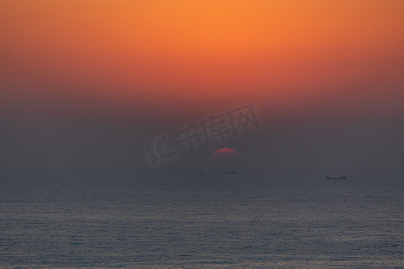 夕阳海面摄影照片_日出夕阳黎明前的海面意境