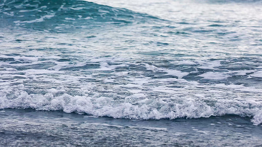 海水浪花流向沙滩