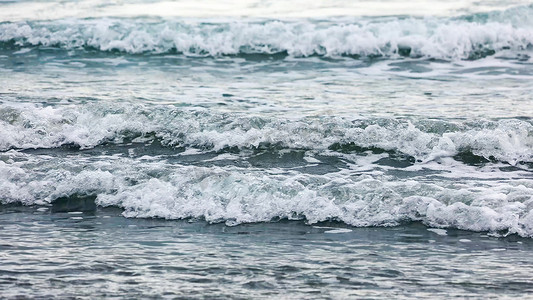 沙滩摄影照片_海水浪花流向沙滩