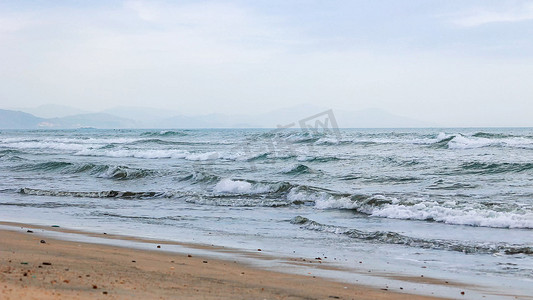 海水浪花流向沙滩