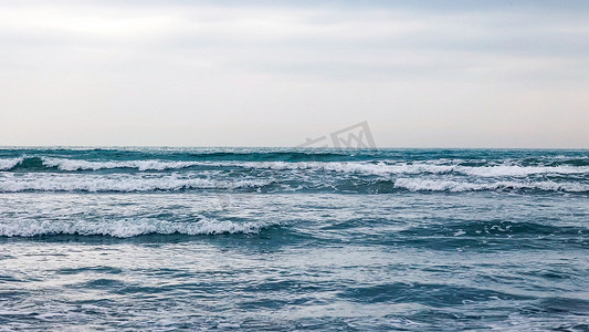 海水浪花流向沙滩