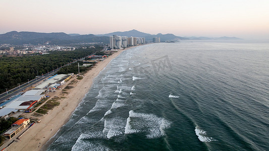 海水浪花流向沙滩