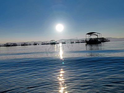 玉溪抚仙湖日出太阳平静的湖面摄影图
