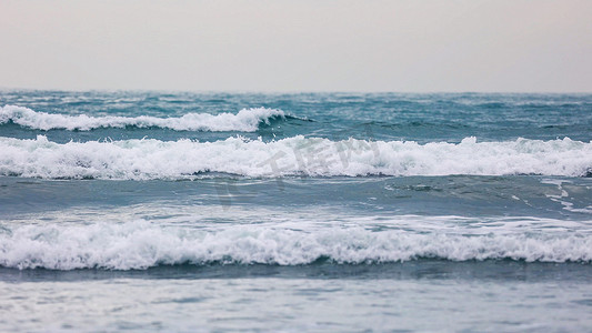 海水浪花流向沙滩