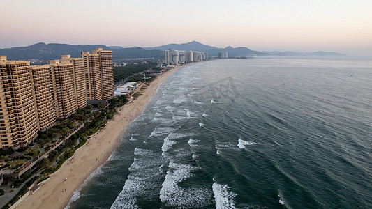 海水浪花流向沙滩