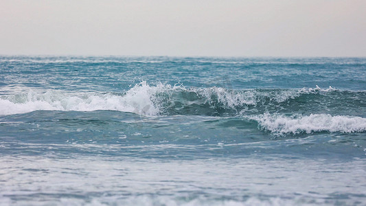 海水浪花流向沙滩