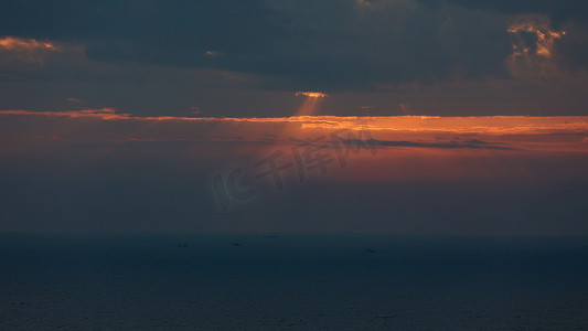 夕阳海面摄影照片_海面地平线耶稣光丁达尔光线
