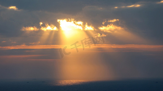 海面远山摄影照片_海面地平线耶稣光丁达尔光线