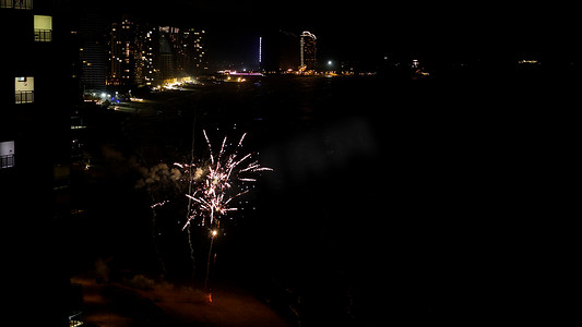 焰火摄影照片_海边新年烟花节日气氛焰火