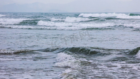 海水浪花流向沙滩