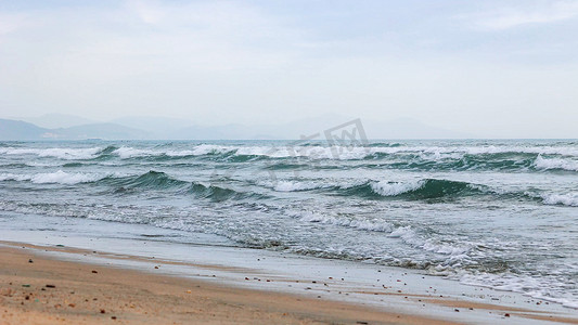 海水浪花流向沙滩