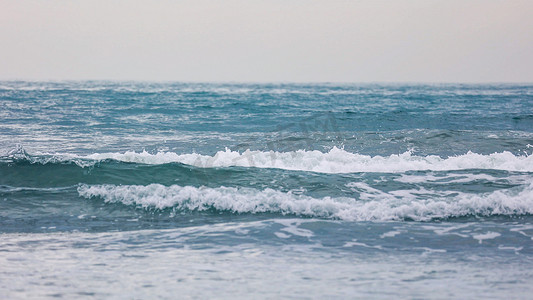 海水浪花流向沙滩