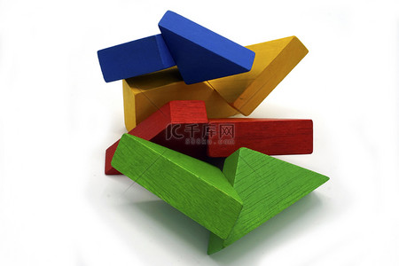 盈利逻辑背景图片_用木头做的五彩斑斓的砖块.教育玩具和逻辑难题。摘要移动式结构.